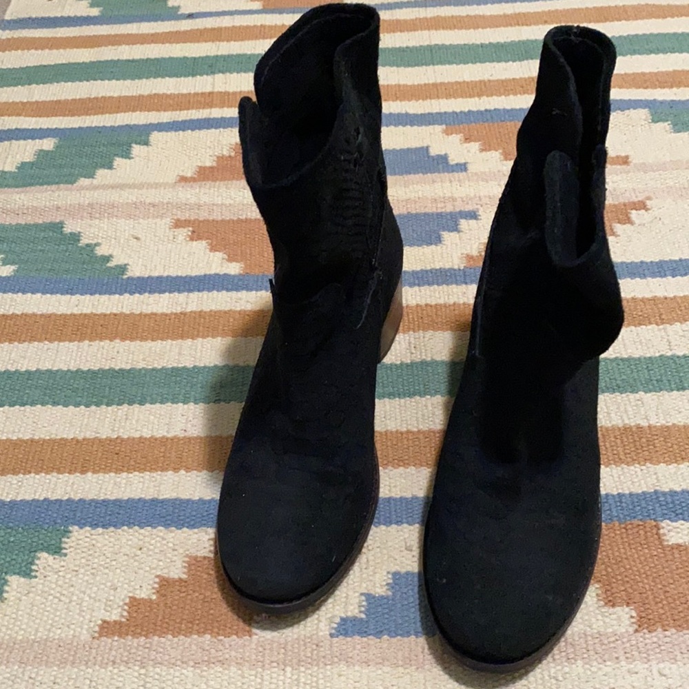 Dibatrue suede snake print boots